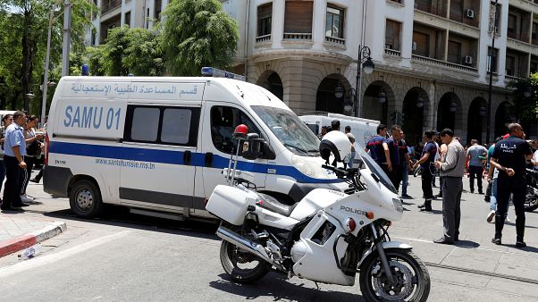 آلية تابعة للشرطة التونسية بالقرب من مكان أحد التفجيرين آلية تابعة للشرطة التونسية بالقرب من مكان أحد التفجيرين