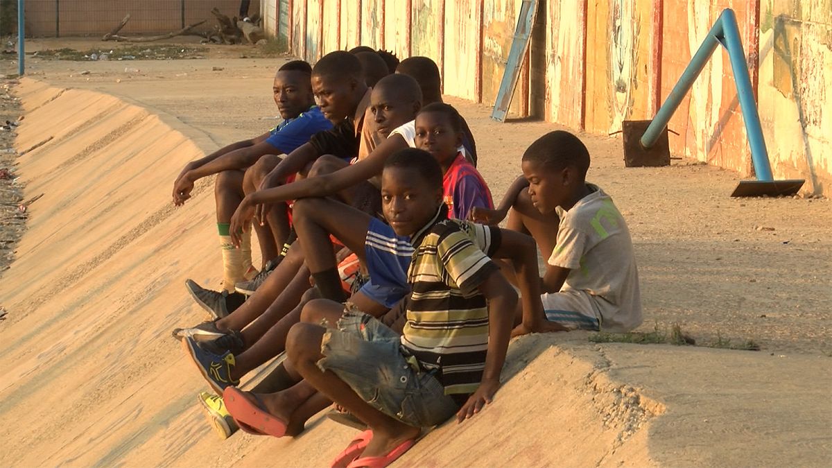 Zwischen Betteln und Benzin: Straßenkinder in Angola