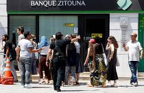 عنصر من الشرطة التونسية يطالب سياحا بالابتعاد عن أحد مكان التفجيرين