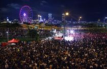 Hong Kong’ta binlerce gösterici 'Şimdi Demokrasi' sloganları attı