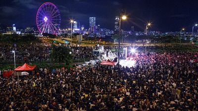 Hong Kong’ta binlerce gösterici 'Şimdi Demokrasi' sloganları attı