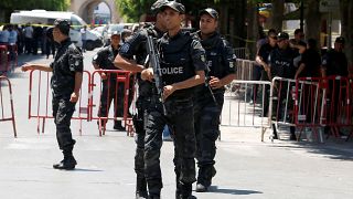 عناصر من الشرطة التونسية بالقرب من مكان وقع أحد التفجيرين في العاصمة
