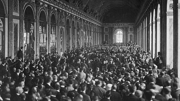 Signature du traité de Versailles dans la galerie des Glaces, le 28 juin 1919 Signature du traité de Versailles dans la galerie des Glaces, le 28 juin 1919