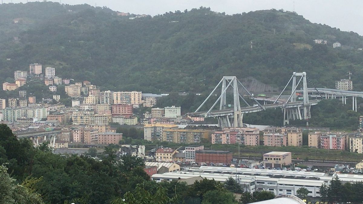 İtalya'da çökerek 43 kişinin hayatını kaybetmesine neden olan köprü yıkılıyor