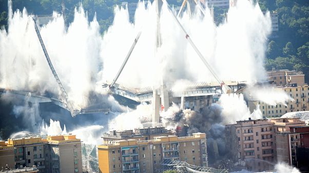 Los restos del puente de Génova por los aires Los restos del puente de Génova por los aires