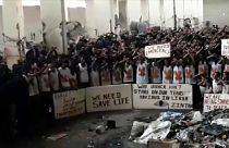 مئات المهاجرين المحاصرين في مركز احتجاز في ليبيا يطلبون النجدة