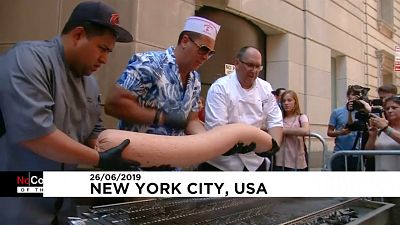 New York'da hot dog rekorundan Kim Jong Un ve Trump'ın el ele yürüyüşüne haftanın videoları