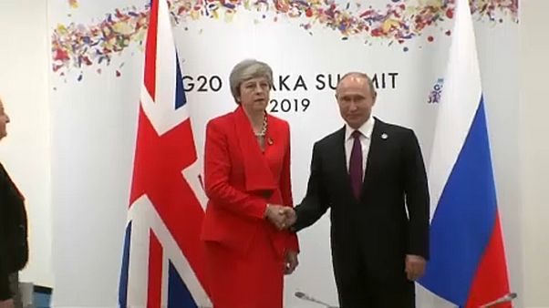 May keményen odaszólt Putyinnak Oszakában May keményen odaszólt Putyinnak Oszakában