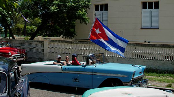 Turistas passeiam por Havana num dos carros clássicos d cidade Turistas passeiam por Havana num dos carros clássicos d cidade