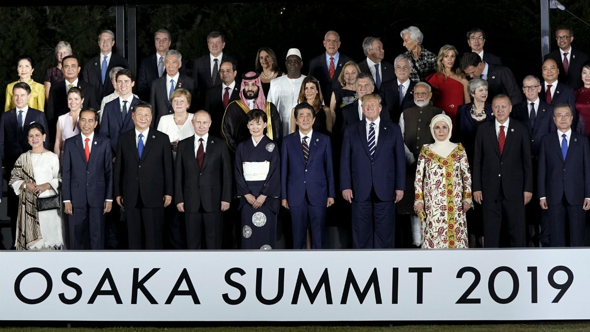 Foto de família da cimeira de líderes a decorrer em Osaca, no Japão