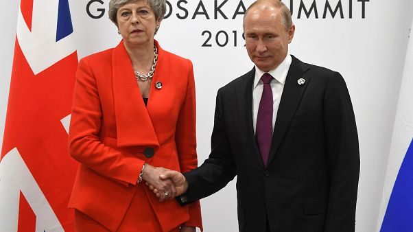 May diz a Putin que Rússia tem de pôr fim a atos de "destabilização" May diz a Putin que Rússia tem de pôr fim a atos de "destabilização"