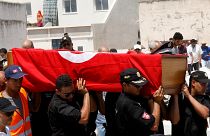 تونس تشيع ضحية التفجيرين الانتحاريين وتتجاوز أثار يوم عصيب مع تحسن صحة الرئيس