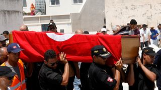 تونس تشيع ضحية التفجيرين الانتحاريين وتتجاوز أثار يوم عصيب مع تحسن صحة الرئيس