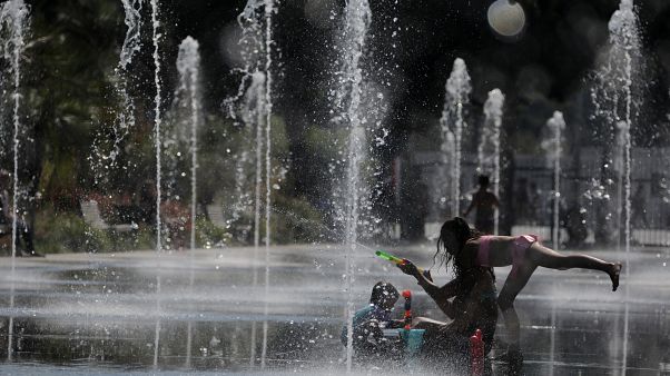 Caldo, record assoluto nel sud della Francia: "tutti i cittadini a rischio" Caldo, record assoluto nel sud della Francia: "tutti i cittadini a rischio"