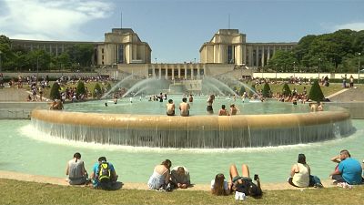 شاهد: سياح يحاربون موجة الحر في باريس بالسباحة في نوافير المياه