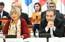 من محادثات فيينا: كبير المفاوضين الإيرانيين عباس عراقجي إلى جانب الدبلوماسية هيلغا شميدت