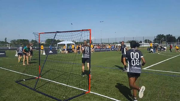 Mujeres intentan jugar el partido de fútbol más largo de la historia Mujeres intentan jugar el partido de fútbol más largo de la historia