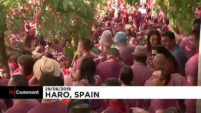 شاهد: 70 الف لتر من الخمر تسكب في مهرجان "معركة النبيذ" في إسبانيا