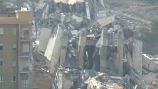 Így néz ki a robbantás után a genovai híd maradványa