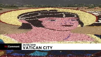 شاهد: السواح يتحدون موجة الحر في الفاتيكان للاحتفال بعيد القديسين بطرس وبولس
