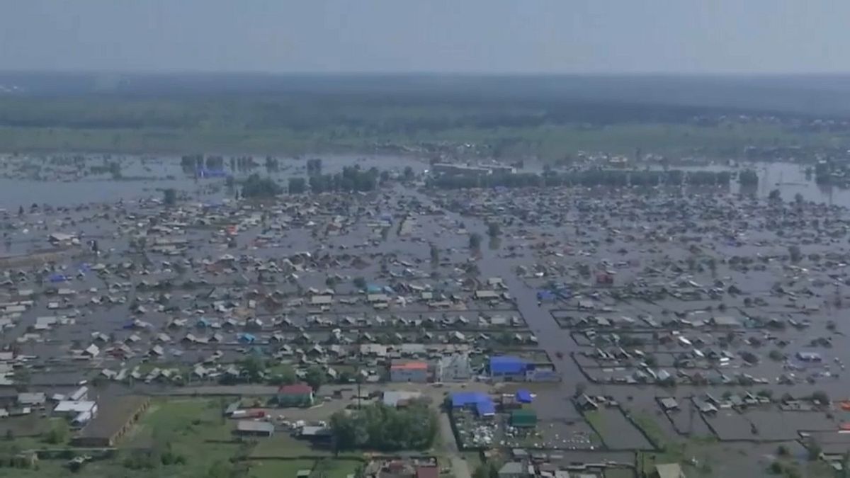 شاهد: فيضانات تغمر آلاف المنازل وتتسبب بوفاة شخصين في روسيا