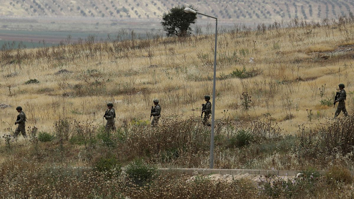 Türkiye Suriye sınırında devriye gezen Türk askeri