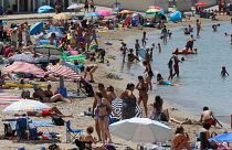 В дни летней жары в конце июня жители Марселя пришли охладиться к морю