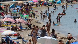 В дни летней жары в конце июня жители Марселя пришли охладиться к морю