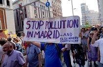 Madrid: migliaia di persone in piazza contro lo smog