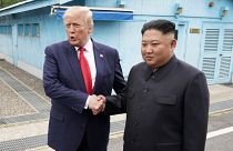 Kim Dzsongun átvitte a határon Donald Trumpot