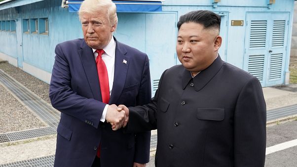 Историческое рукопожатие Трампа и Кима в демилитаризованной зоне Историческое рукопожатие Трампа и Кима в демилитаризованной зоне