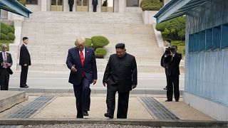 الرئيس الأميركي دونالد ترامب زعيم كوريا الشمالية كيم جونع اون في طريق عودتهما من كوريا الشمالية إلى الجنوبية. 30 حزيران/2019