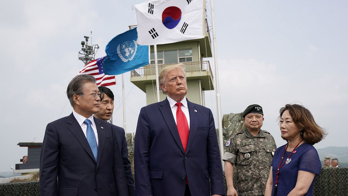 ترامب يصل المنطقة منزوعة السلاح بين الكوريتين قبيل لقائه بكيم 