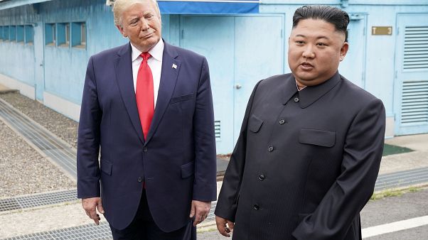 Trump deu passo histórico e cruzou fronteira na Coreia Trump deu passo histórico e cruzou fronteira na Coreia