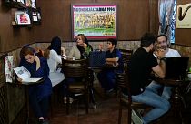 إيرانيون يجلسون في أحدى مقاهي طهران