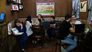 إيرانيون يجلسون في أحدى مقاهي طهران