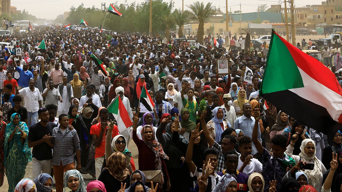 Sudan ordusunun yönetimi sivillere devretmesini isteyen on binlerce kişi gösteri düzenliyor