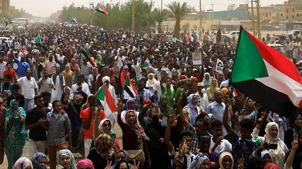 Sudan ordusunun yönetimi sivillere devretmesini isteyen on binlerce kişi gösteri düzenliyor Sudan ordusunun yönetimi sivillere devretmesini isteyen on binlerce kişi gösteri düzenliyor