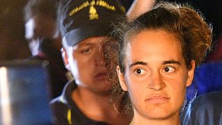 Carola Rackete escoltada pela polícia após ser detida a bordo do "Sea Watch 3"