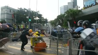درگیری معترضان با پلیس هنگ‌کنگ در تظاهرات سالروز الحاق به چین