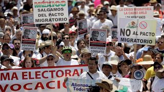 "Fuera AMLO", piden miles de mexicanos un año después de su victoria