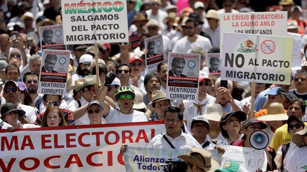 "Fuera AMLO", piden miles de mexicanos un año después de su victoria "Fuera AMLO", piden miles de mexicanos un año después de su victoria