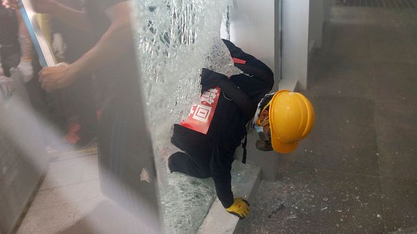 Hong Kong'un İngiltere'den Çin'e geçişinin yıl dönümünde göstericiler hükümet binasını bastı Hong Kong'un İngiltere'den Çin'e geçişinin yıl dönümünde göstericiler hükümet binasını bastı