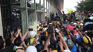 Hong Kong : les manifestants entrent de force dans le parlement local