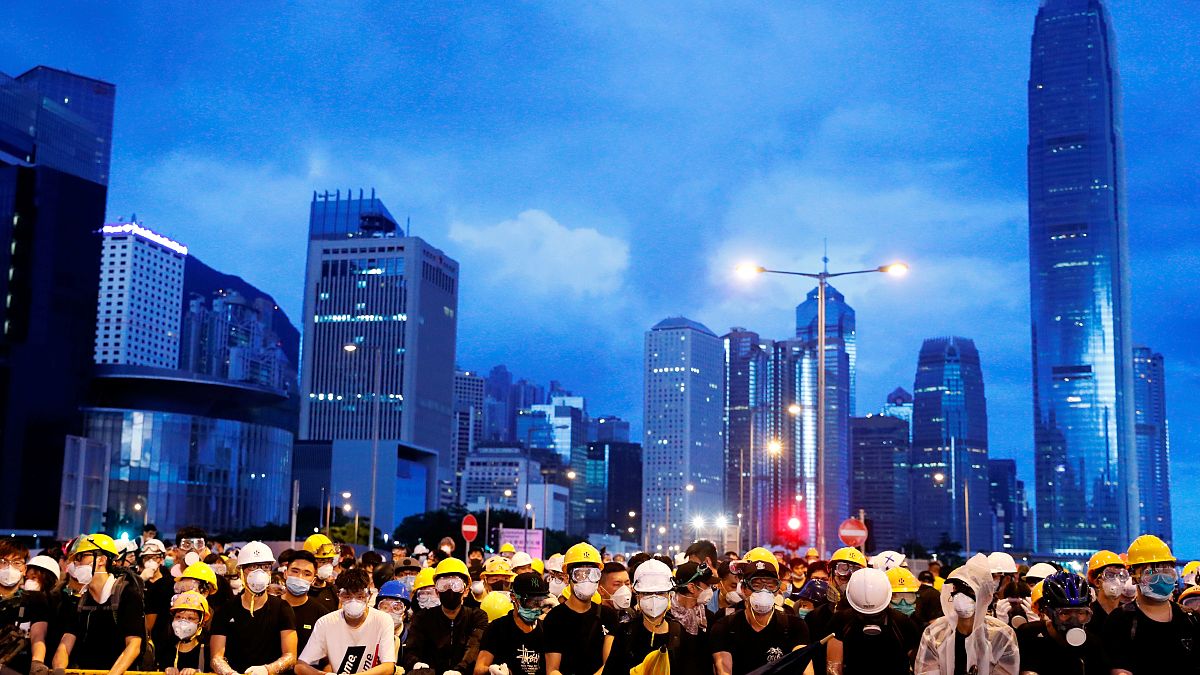 متظاهرون يحاولون اقتحام برلمان هونغ كونغ في ذكرى عودتها إلى الصين  