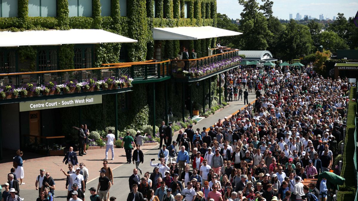 Hundreds queue for Wimbledon tickers