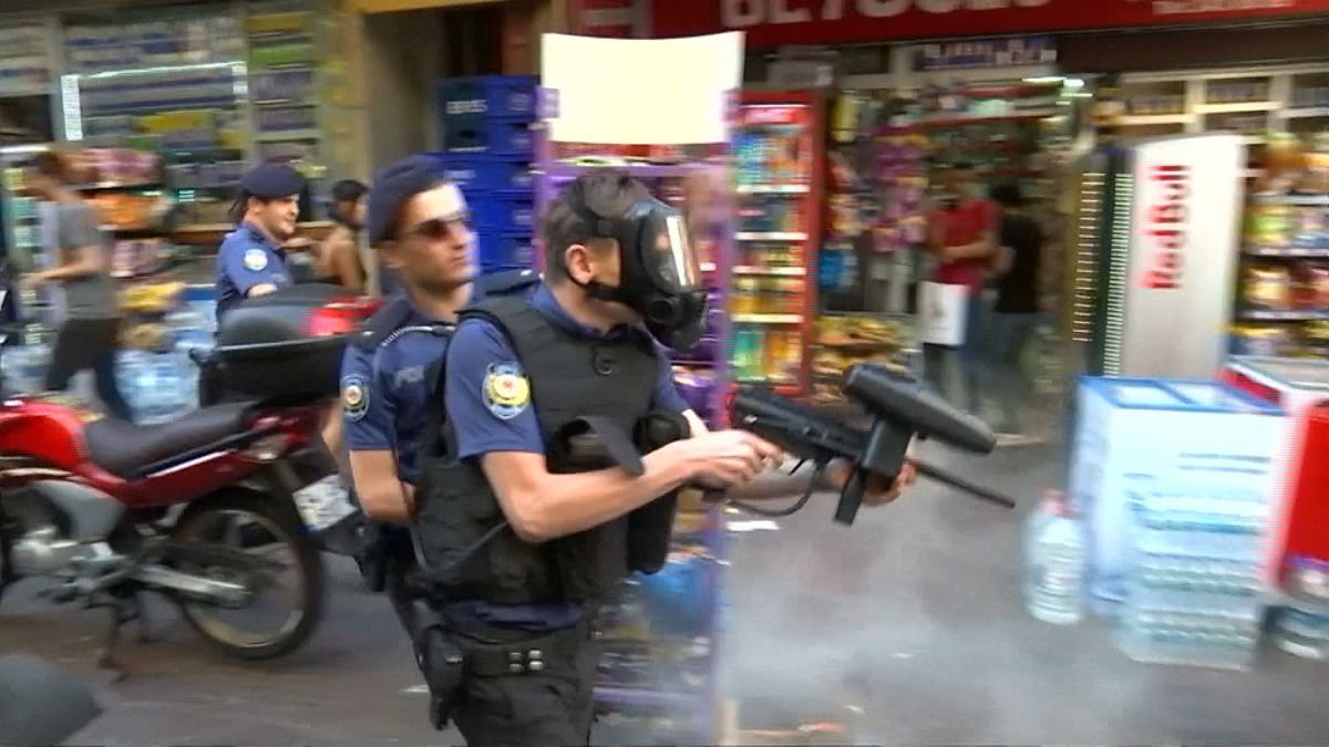 Istanbul Pride: Skirmishes break out after march banned for fifth year