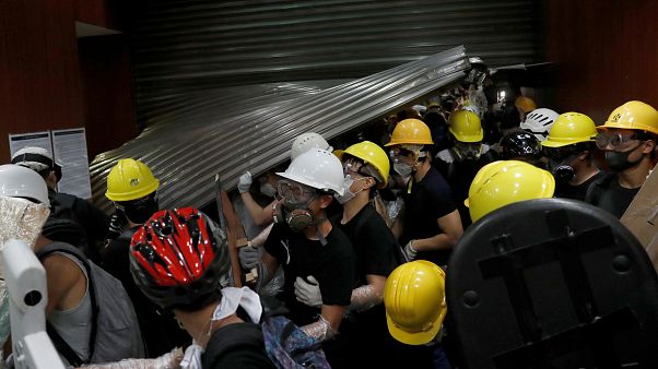 Los manifestantes invaden el Consejo legislativo de Hong Kong Los manifestantes invaden el Consejo legislativo de Hong Kong