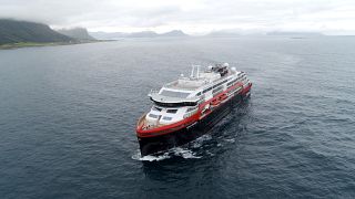 Dünyanın elektrikli bataryaya sahip ilk hibrit yolcu gemisi Norveç'ten yola çıktı