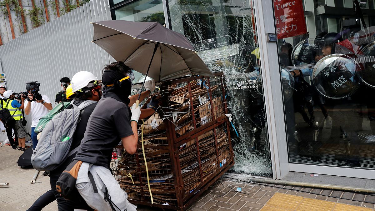 Cientos de manifestantes arrasan a su paso por las calles de Hong Kong